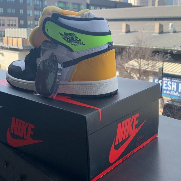 Jordan 1 Volt Gold - Sz 8.5 - Picture 4 of 4